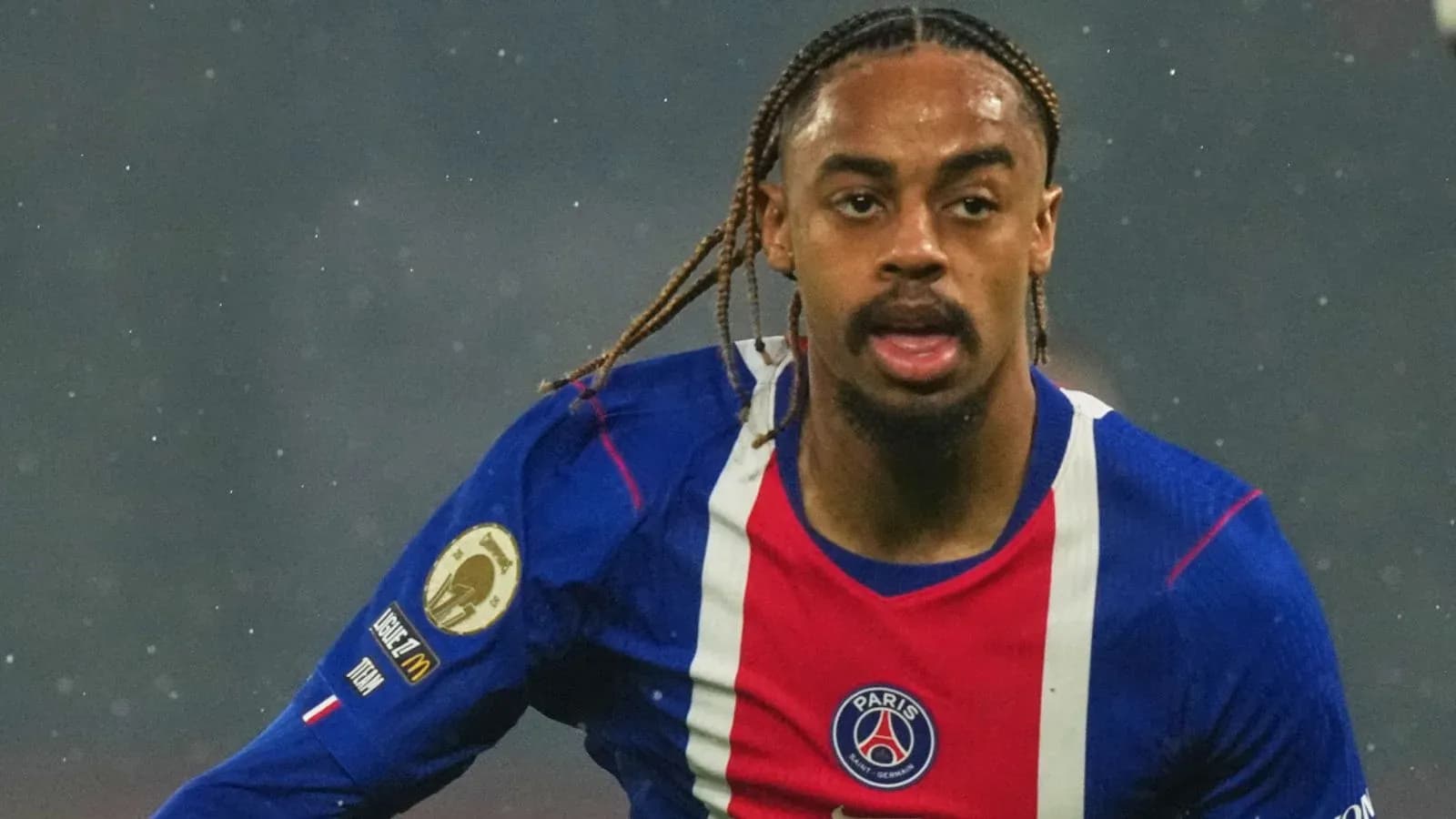 Jugador de PSG corriendo con balón durante el partido
