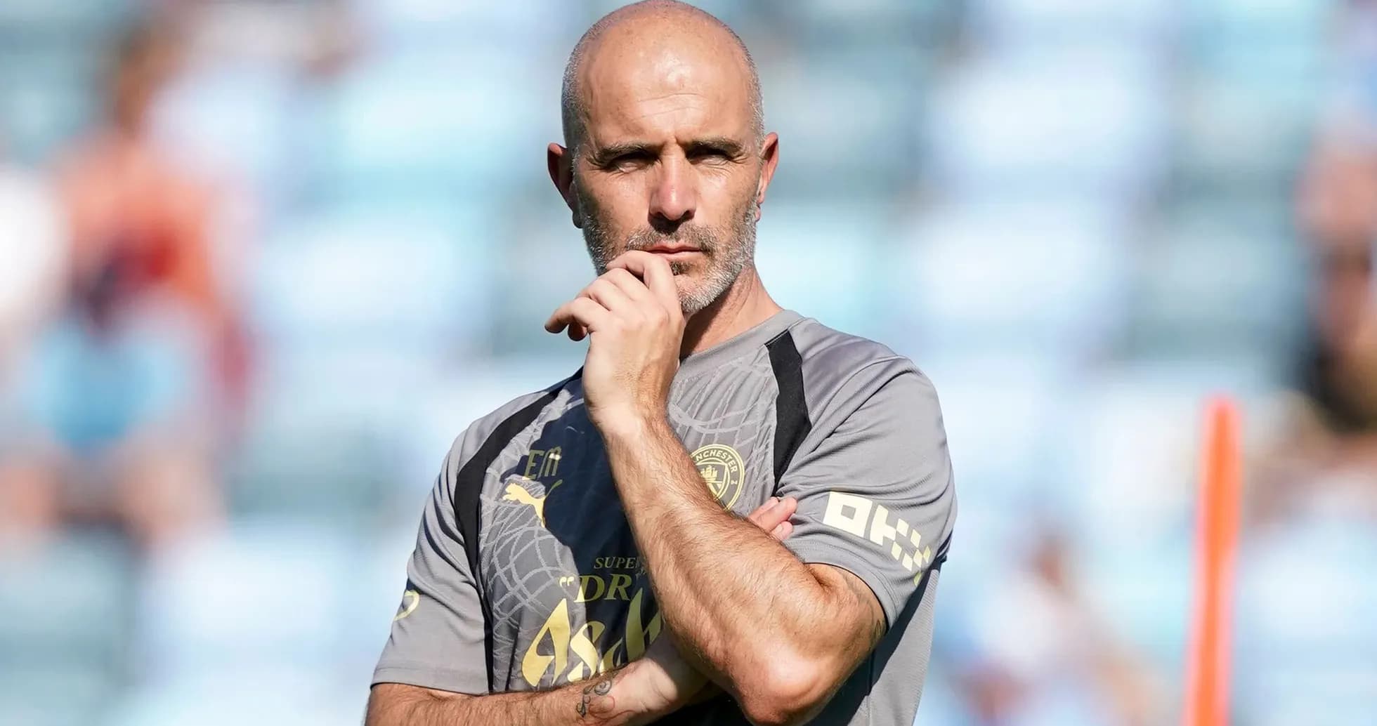 Entrenador observando durante la sesión de entrenamiento