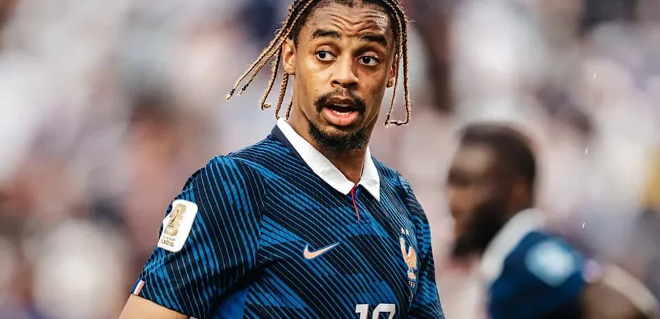 Jugador de Francia con camiseta azul durante el partido