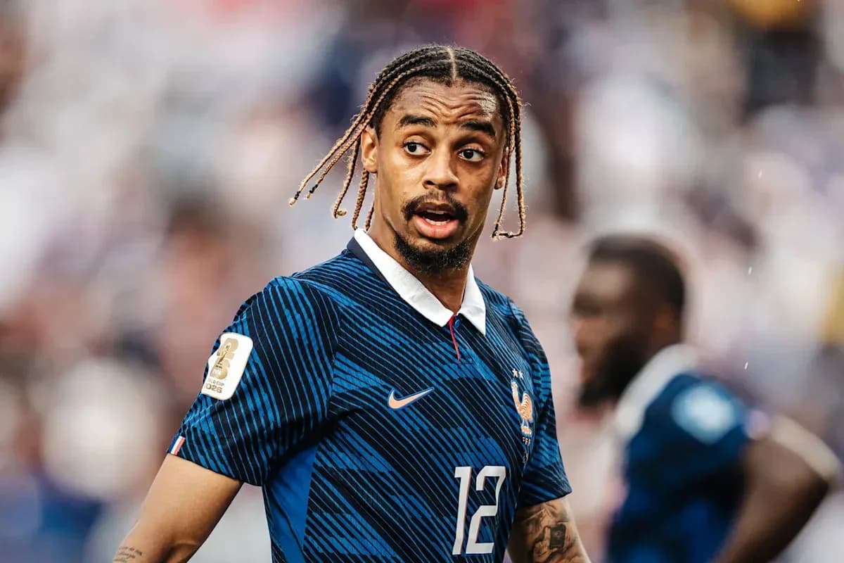 Jugador de Francia con camiseta azul durante el partido