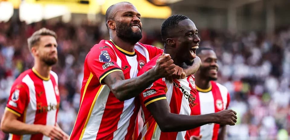 Jugadores de Brentford celebrando un gol en el partido
