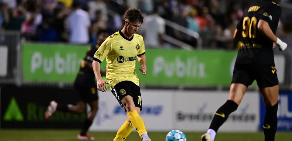 Jugador de Charleston Battery en acción durante el partido