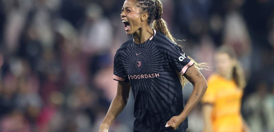 Jugadora celebra un gol en el partido