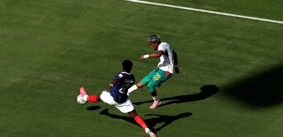 Jugador esquivando una entrada durante un partido de fútbol