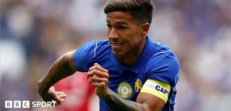 Jugador de Chelsea corriendo en partido de fútbol