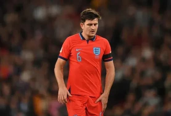Jugador de Inglaterra en camiseta roja durante el partido