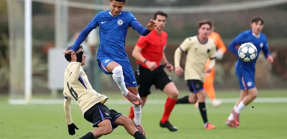 Jugador de Chelsea saltando sobre oponente en el campo
