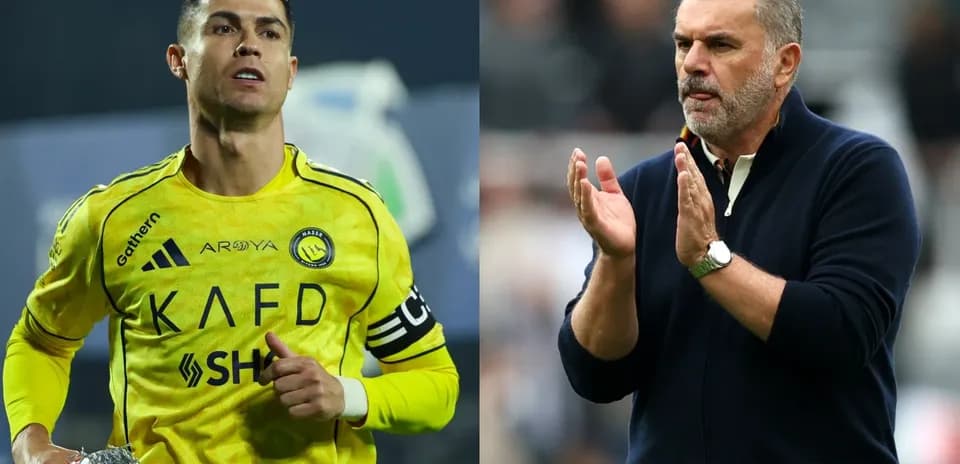 Cristiano Ronaldo y entrenador aplaudiendo en partido