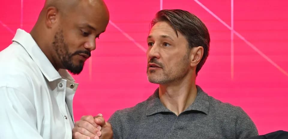 Dos hombres estrechándose la mano durante evento