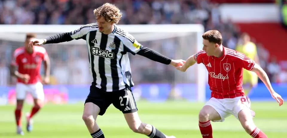 Jugador de Nottingham Forest y Newcastle en acción