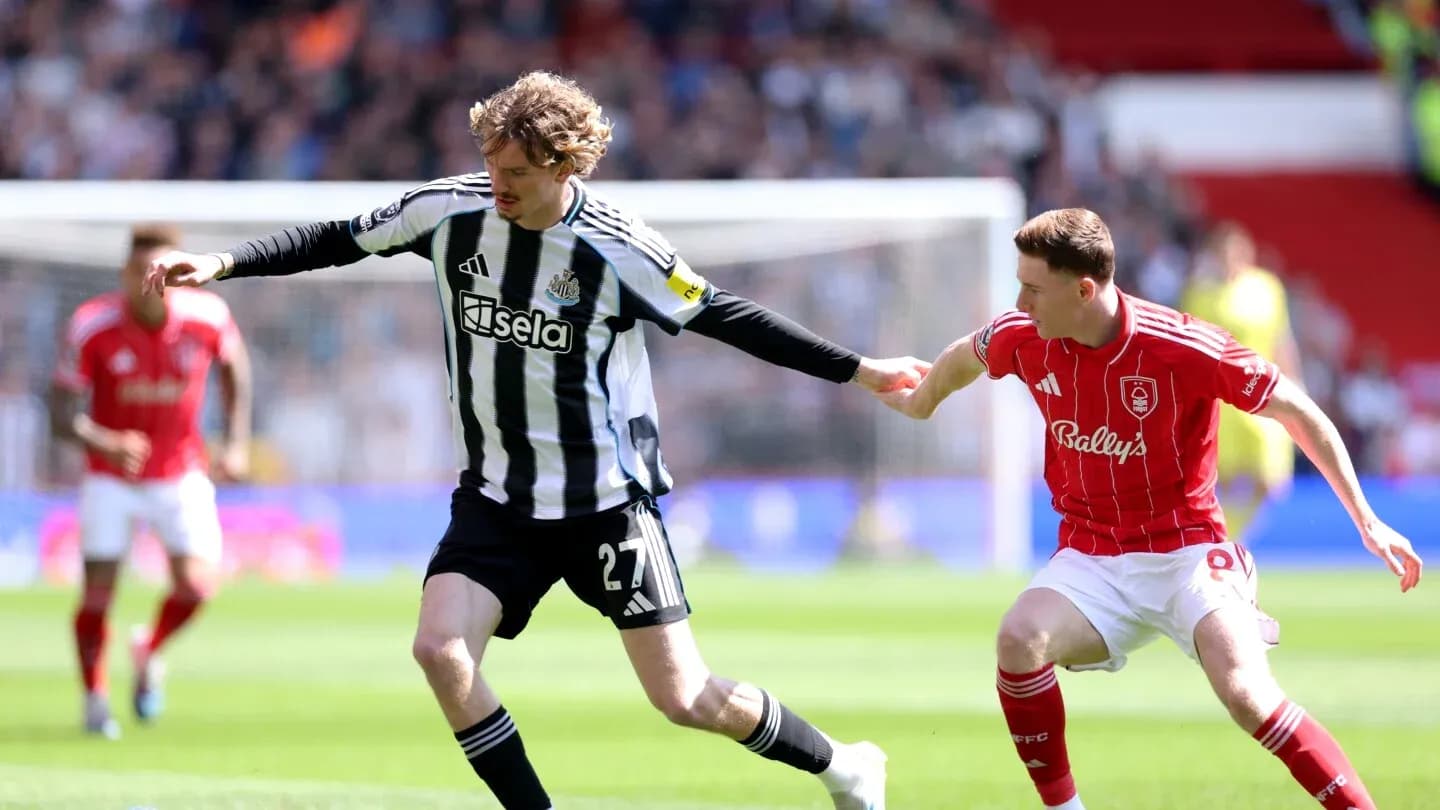 Jugador de Nottingham Forest y Newcastle en acción