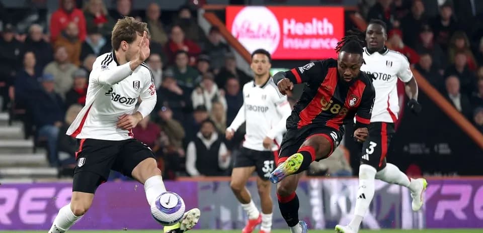 Jugadores de Fulham y Bournemouth en acción