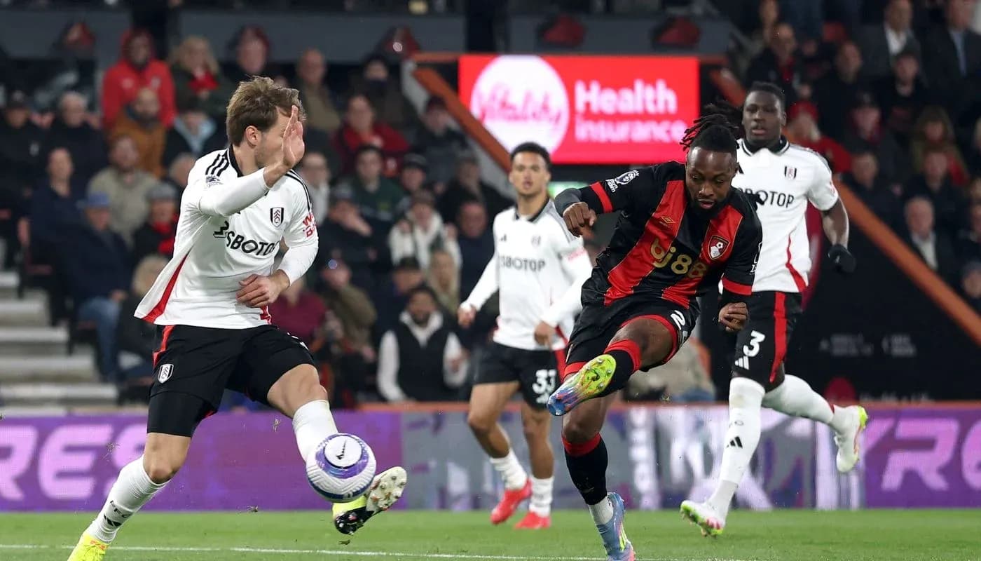 Jugadores de Fulham y Bournemouth en acción