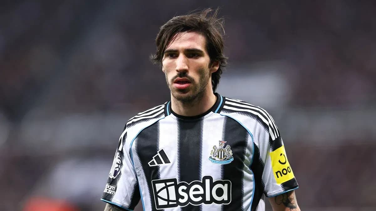 Jugador de Newcastle con camiseta a rayas en el campo