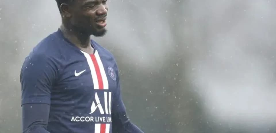 Jugador de PSG entrenando bajo la lluvia