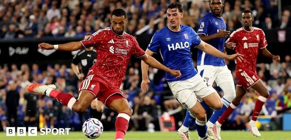 Jugador de Liverpool chutando el balón en partido