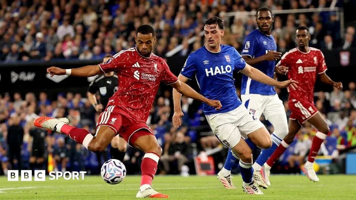 Jugador de Liverpool chutando el balón en partido