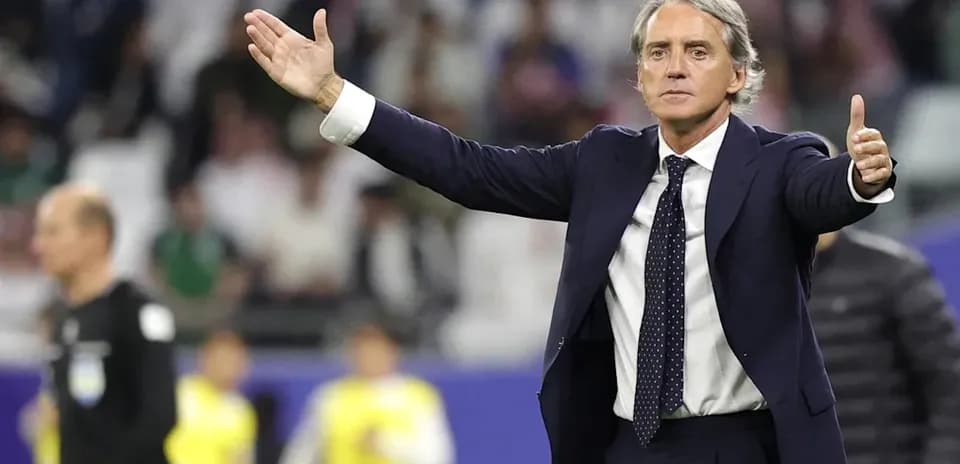Entrenador gesticulando durante el partido