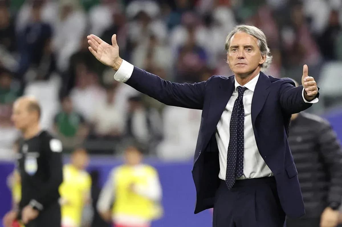 Entrenador gesticulando durante el partido