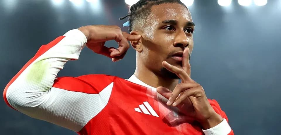 Jugador celebrando con gesto de silencio tras anotar