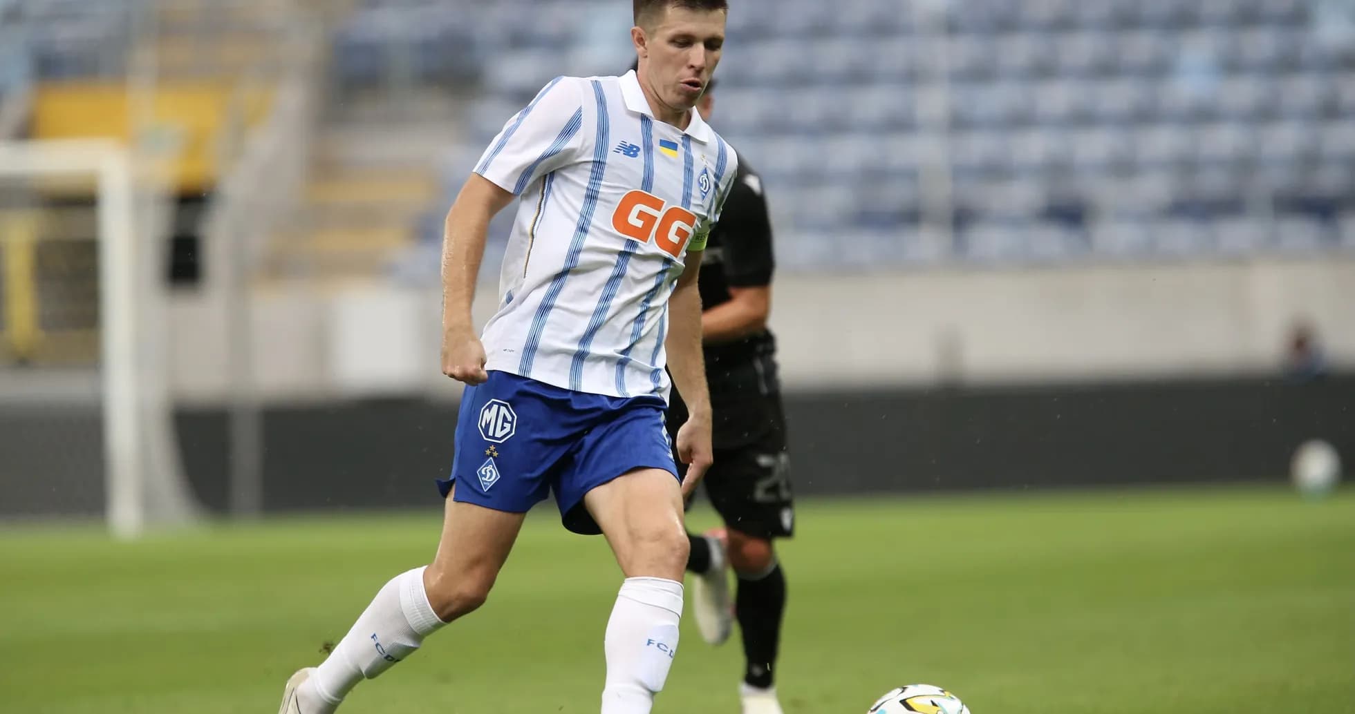Jugador de Dynamo Kyiv corriendo con el balón