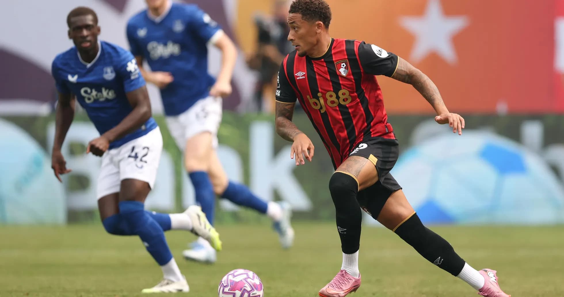 Jugador de Bournemouth corriendo con el balón durante el partido
