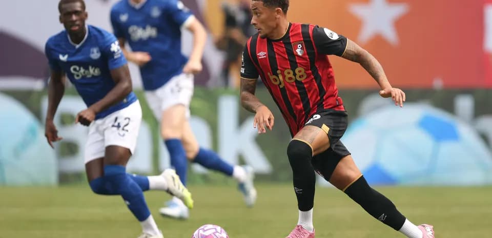 Jugador de Bournemouth corriendo con el balón durante el partido