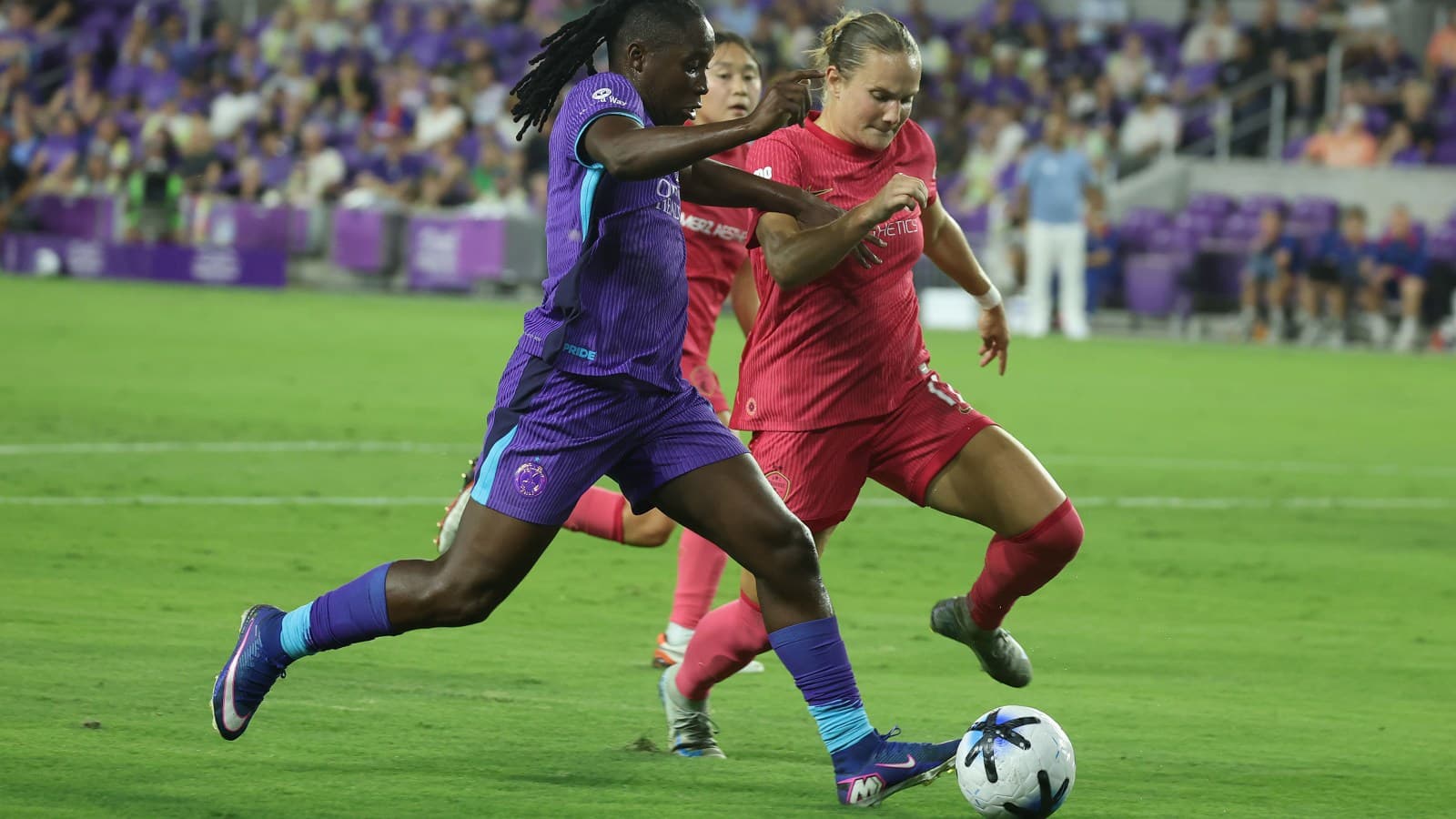 Jugadora del Orlando Pride avanzando con el balón