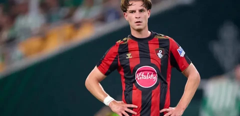 Jugador de Bournemouth en acción durante un partido