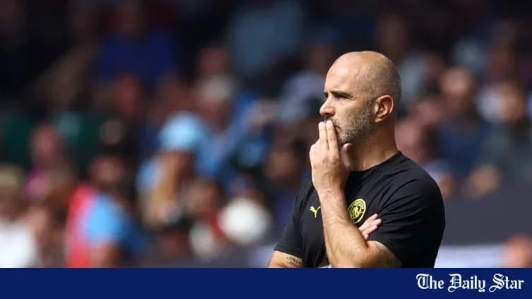 Entrenador observando el partido desde la línea lateral