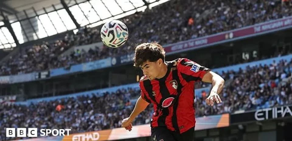 Jugador de Bournemouth cabeceando el balón en el Etihad
