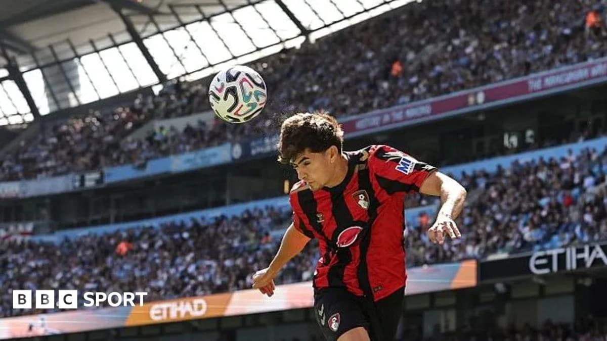 Jugador de Bournemouth cabeceando el balón en el Etihad