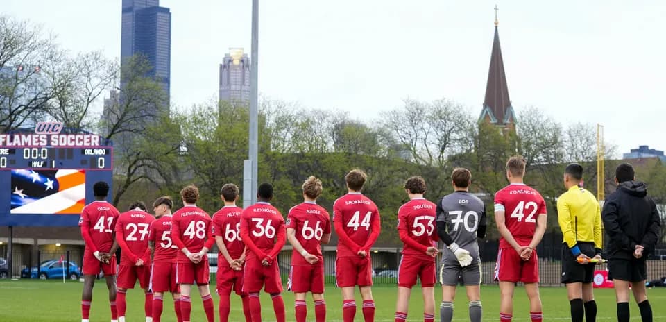 Jugadores de Chicago Fire II alineados en el campo