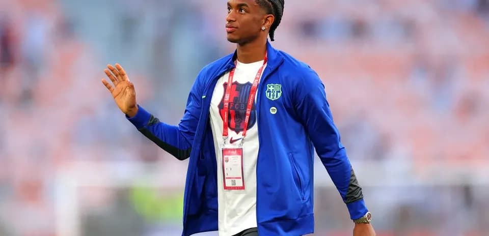 Jugador saludando antes del partido en el estadio