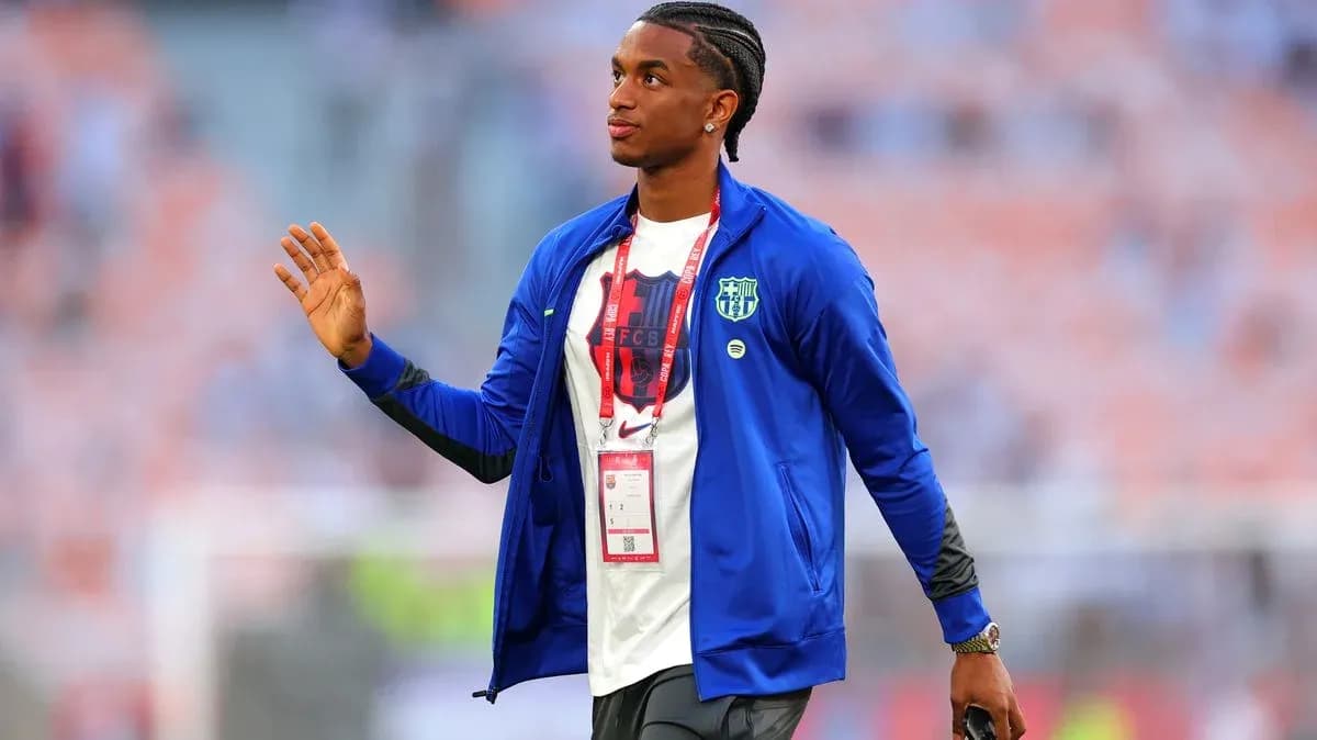 Jugador saludando antes del partido en el estadio