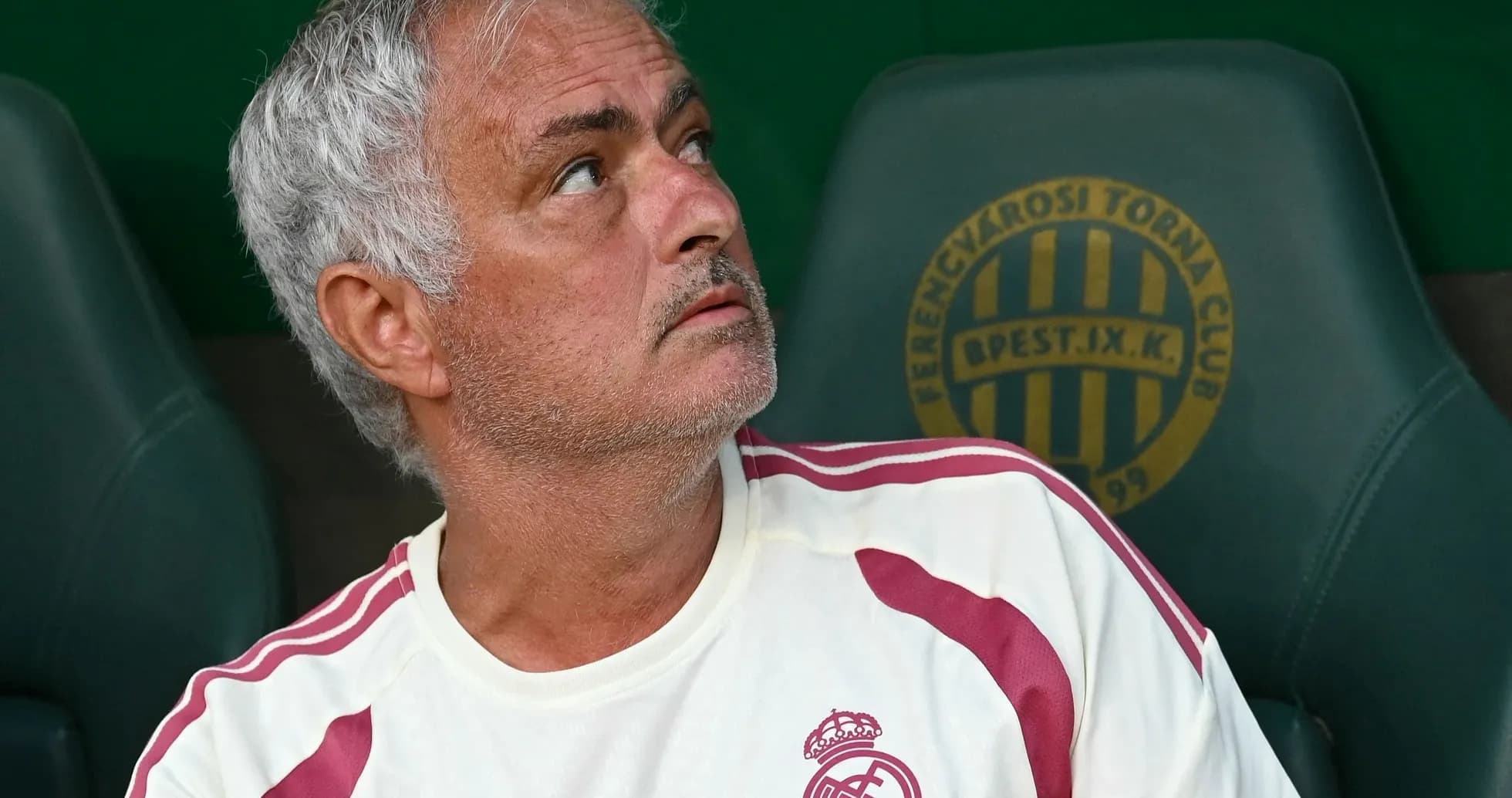 Entrenador observando desde el banquillo del partido