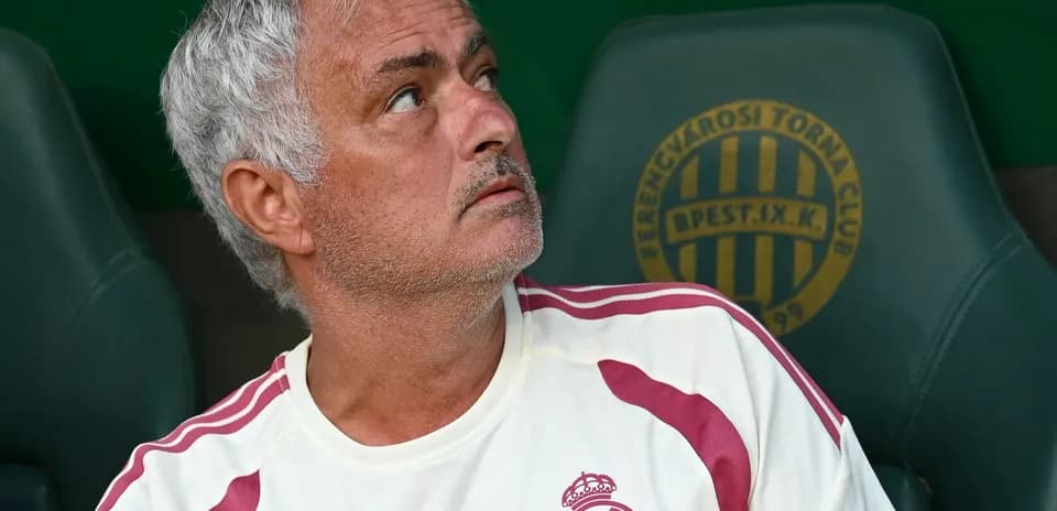 Entrenador observando desde el banquillo del partido