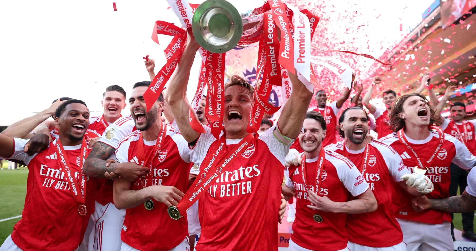 Jugadores del Arsenal celebrando con el trofeo de la Premier League
