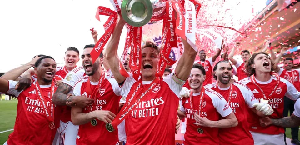 Jugadores del Arsenal celebrando con el trofeo de la Premier League