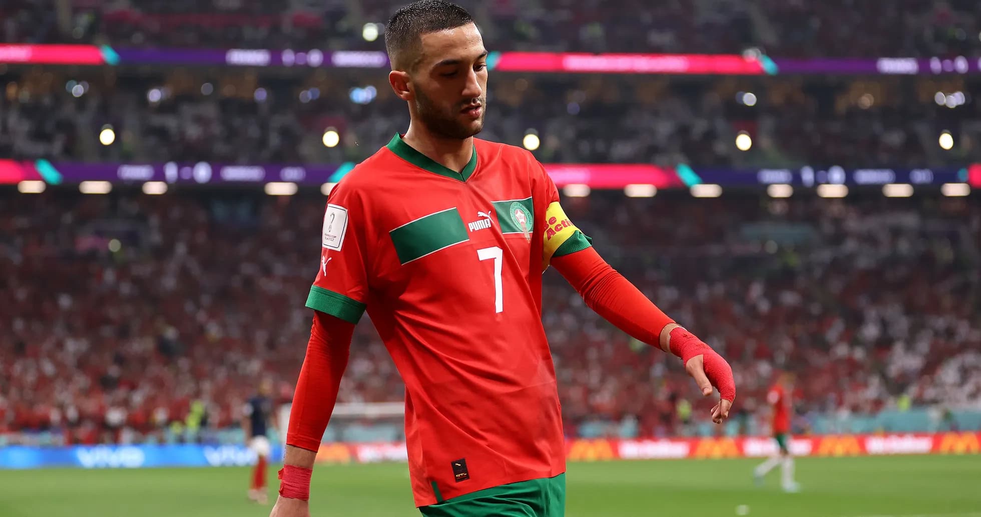 Jugador de Marruecos saliendo del campo durante partido