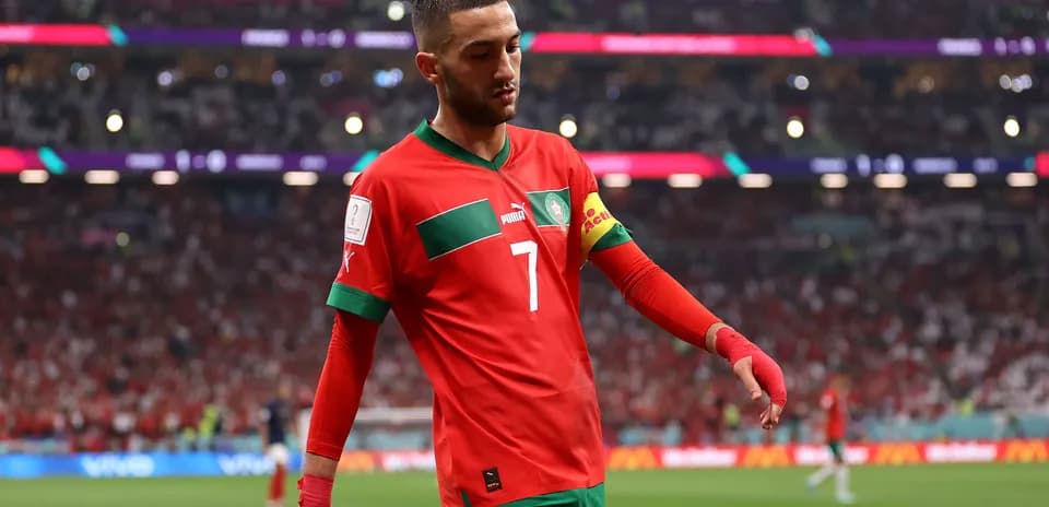 Jugador de Marruecos saliendo del campo durante partido