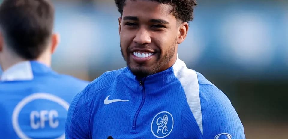 Jugador entrenando con camiseta azul de Chelsea FC