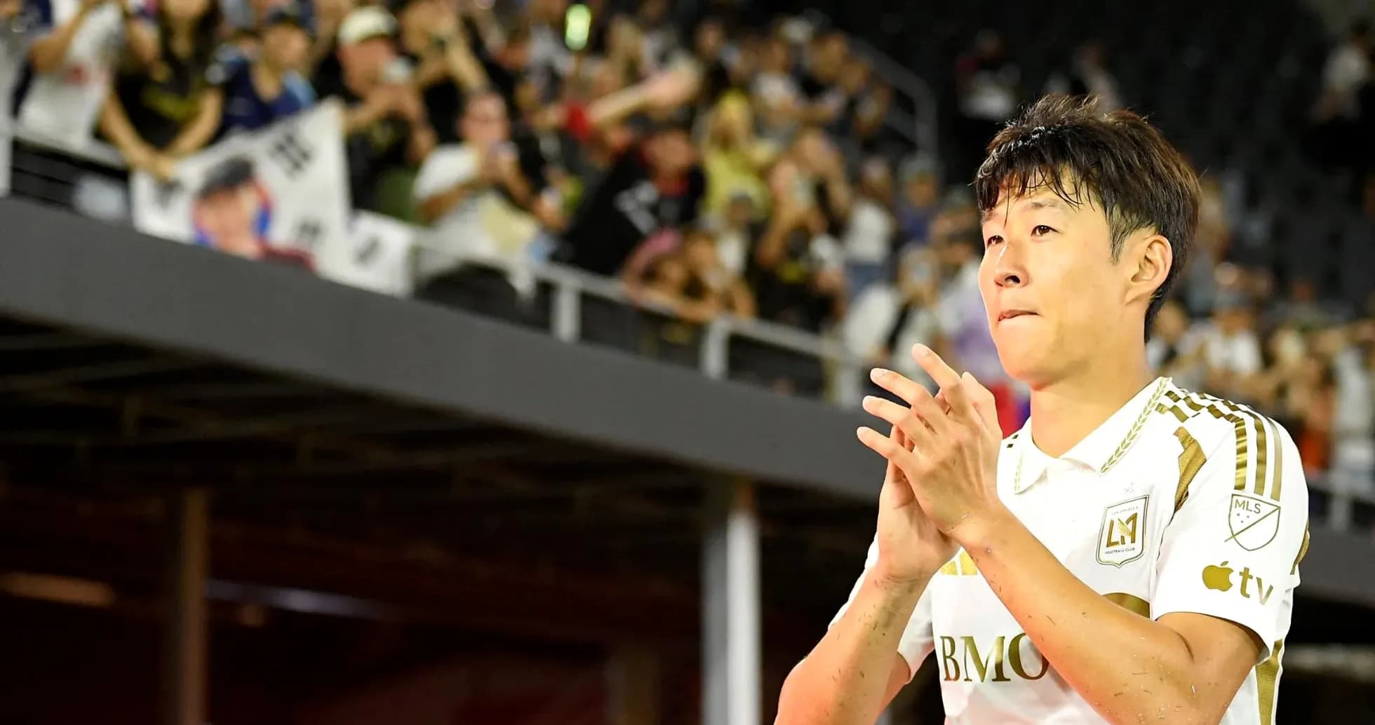 Jugador aplaudiendo ante la multitud en el estadio