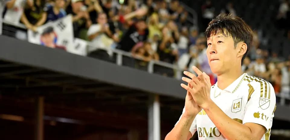 Jugador aplaudiendo ante la multitud en el estadio
