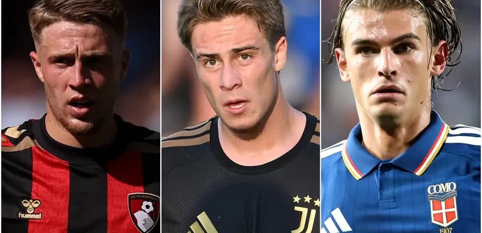 Tres futbolistas en primer plano durante un partido