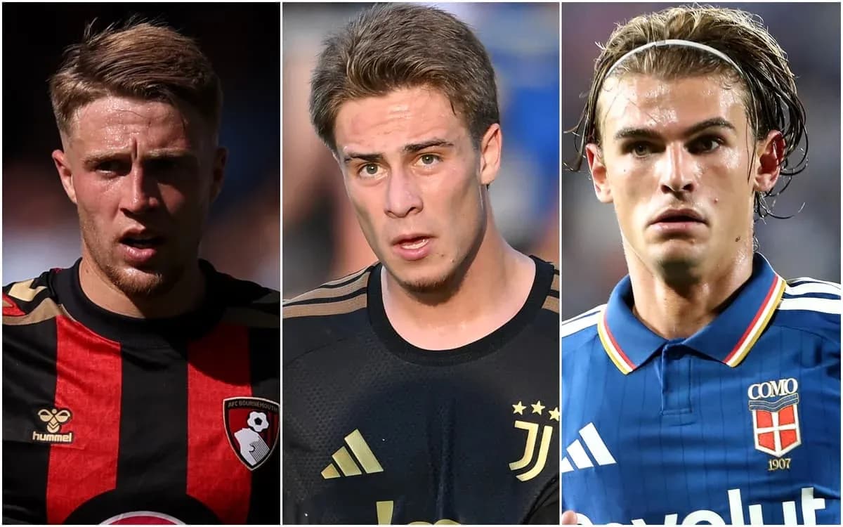 Tres futbolistas en primer plano durante un partido
