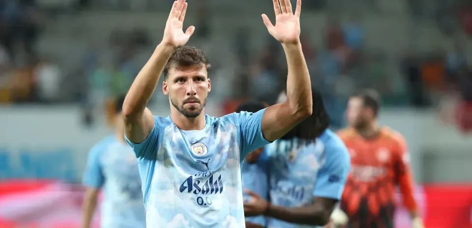 Jugador aplaudiendo tras el partido en el estadio