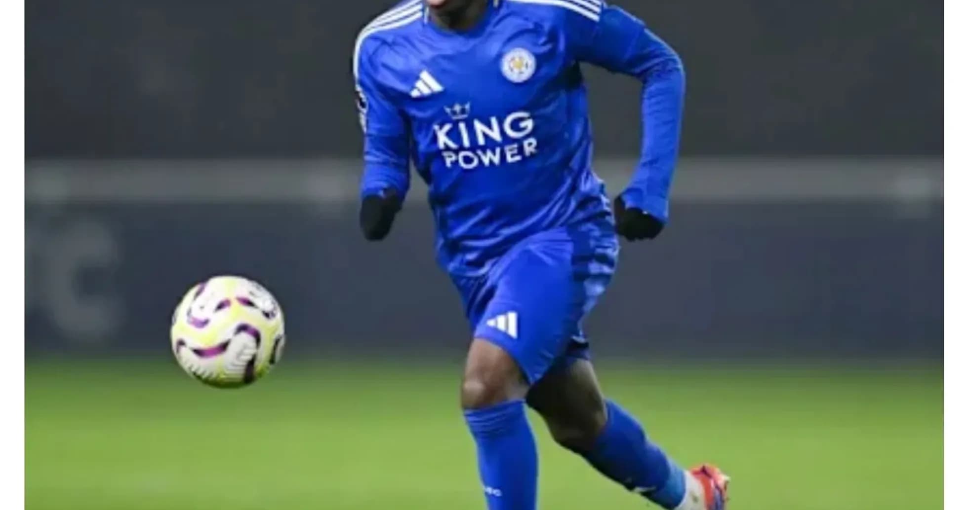 Jugador de Leicester City corriendo con el balón