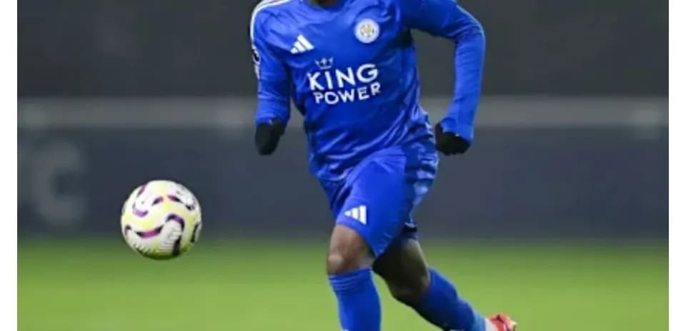 Jugador de Leicester City corriendo con el balón