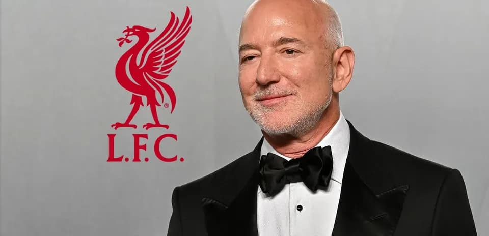 Hombre con traje en evento con logo de Liverpool